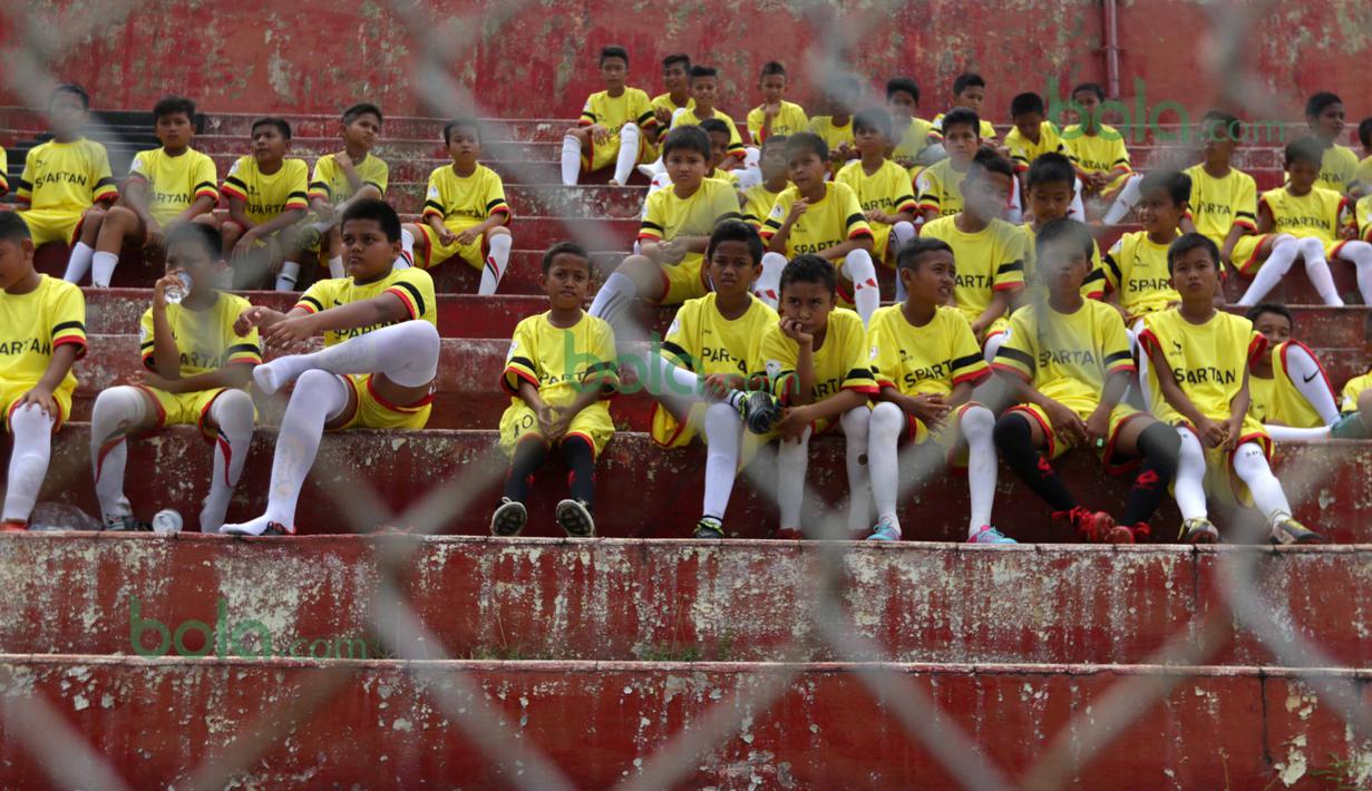Anak-anak SSB Kota Padang antusias menyambut ajang Irman Gusman Cup 2016 dan Legenda Timnas Indonesia di Stadion Agus Salim, Padang, Minggu (13/3/2016). (Bola.com/Nicklas Hanoatubun)