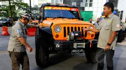 Expedition Leaders Indonesia Off Road Expedition 2015 Syamsir Alan (kiri) berbincang dengan Ketua Panitia Indonesia Off Road Expedition 2015 Sri Hascaryo seusai memberikan keterangan kepada wartawan di Jakarta, Jumat (6/2/2015). (Liputan6.com/Johan Tallo)