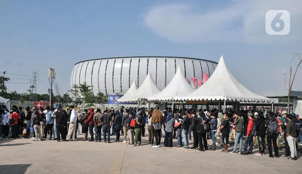 Antrean warga saat memasuki gerbang stadion jelang Grand Launching Jakarta International Stadium (JIS), Papanggo, Jakarta Utara, Minggu (24/7/2022). Grand Launching atau peresmian stadion baru Ibu Kota yang akan dimeriahkan oleh konser band papan atas dan laga persahabatan Persija Jakarta tersebut disambut antusias warga yang terlihat mulai memadati sejak siang tadi. (Liputan6.com/Iqbal S. Nugroho)