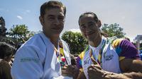 Pevoli legendaris, Pascal Wilmar, bersama binaragawan legendaris, Ade Rai usai membawa obor Asian Games XVIII di Denpasar, Bali, Selasa (24/7/2018). Sebanyak 53 kota di Indonesia akan dilalui oleh obor Asian Games. (Bola.com/Vitalis Yogi Trisna)