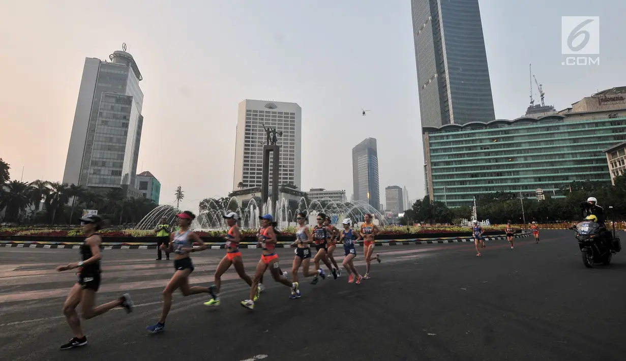 Pelari putri melintasi Jalan MH Thamrin saat mengikuti lari maraton putri nomor 42 km Asian Games 2018, Jakarta, (26/8). Medali Perunggu diraih Kim Hye Song dari Korea Utara dengan catatan waktu 2 jam 37 menit 20 detik. (Merdeka.com/Iqbal S. Nugroho)