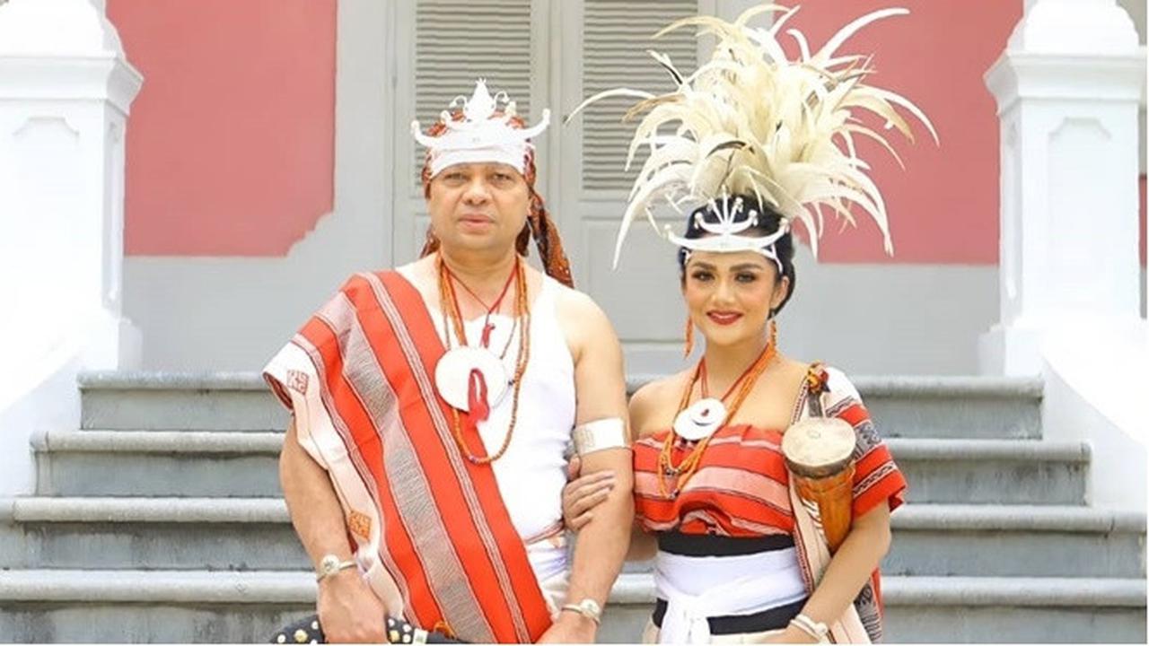 7 Pemotretan Krisdayanti dan Keluarga Pakai Baju Adat Timor Leste, Curi Perhatian