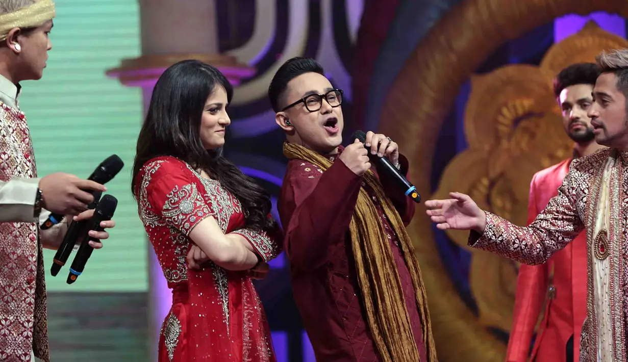 Keserasian Shakti dan Radhika memang tak bisa diragukan lagi, seperti halnya kejulitan para host ini yang sudahpasti terjadi ketika di atas panggung. Shakti dan Radhika menjadi korban selanjutnya saat itu. (Deki Prayoga/Bintang.com)
