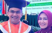 8 Potret Bahagia Sahrul Gunawan Wisuda Magister, Didampingi Istri