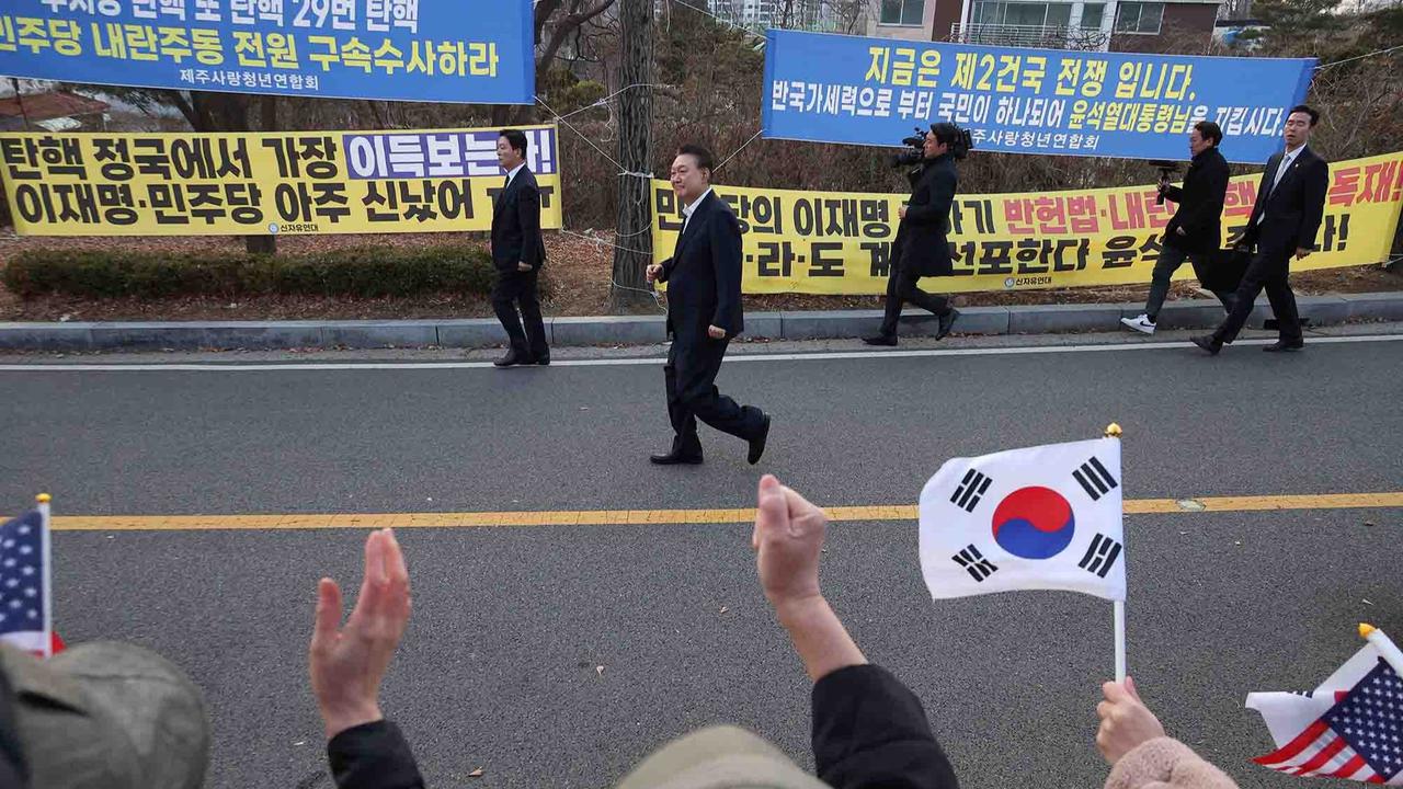 FOTO: Presiden Korsel Yoon Suk Yeol Dibebaskan Usai 52 Hari Ditahan