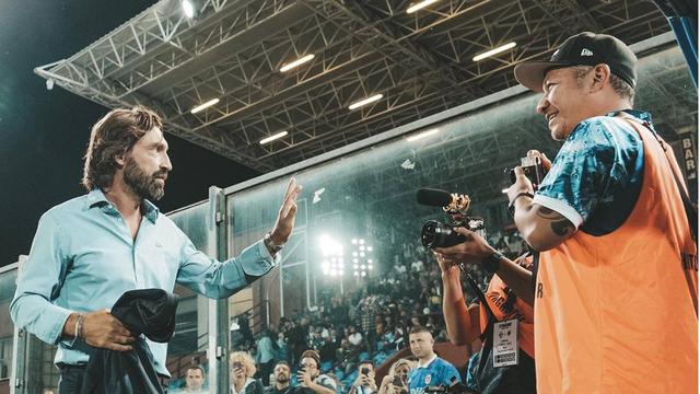 Potret Gading Marten ke Markas Klub Bola Italia Como 1907, Dapat Jersey Khusus