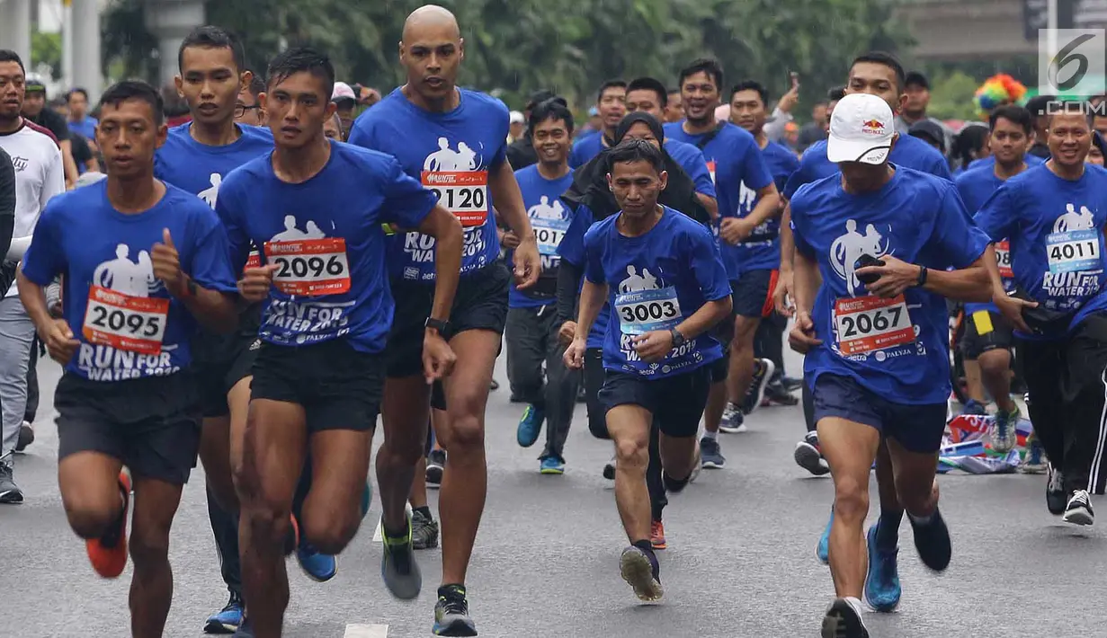 Peserta Water Run mengikuti lomba lari saat puncak peringatan Hari Air Sedunia tahun 2019 di area car free day kawasan Sudirman, Jakarta, Minggu (24/3). Momentum peringatan Hari Air Sedunia tersebut bertujuan mengkampanyekan “air untuk semua”. (merdeka.com/Arie Basuki)