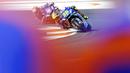 Pembalap Suzuki, Joan Mir, dibuntututi Alex Rins, saat beraksi pada balapan MotoGP Eropa di Sirkuit Ricardo Tormo, Valencia, Minggu (8/11/2020). Joan Mir finis pertama dengan catatan waktu 41 menit 37,297 detik. (AP/Alberto Saiz)