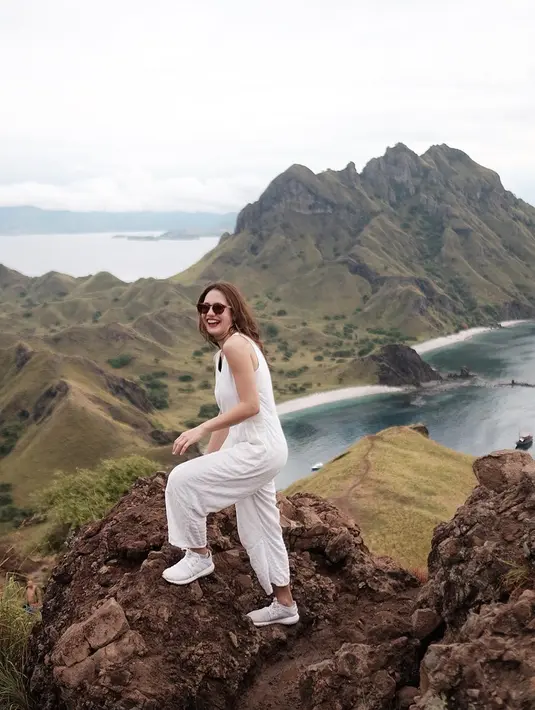 Pemain film Sri Asih ini terlihat begitu ceria menyaksikan keindahan pemandangan di Pulau Padar. Dari atas ia bisa melihat laut dan gunung sekaligus. Keindahan alam ini membuat Pevita Pearce merasa terkesan. (Liputan6.com/IG/@pevpearce)