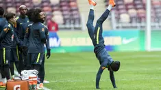 Aksi pemain Brasil, Dani Alves (kanan) saat berjalan dengan tangan pada sesi latihan di Stadion Olimpiyskiy Luzhniki, Moskva, Rusia, (22/3/2018). Brasil akan melawan Rusia pada laga uji coba 23 Maret. (AP/Pavel Golovkin)