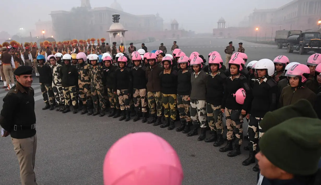 Prajurit wanita dari Pasukan Keamanan Perbatasan India (BSF) yang memakai helm pink mendapat instruksi selama latihan untuk Parade Hari Republik di New Delhi, India, Rabu (10/1). (AFP Photo/Prakash Singh)