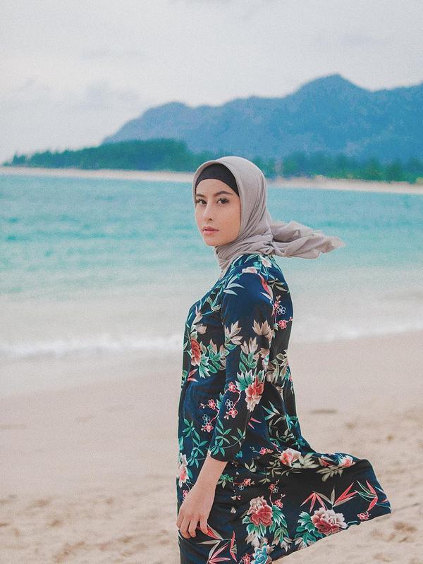 Pesona Awkarin Berhijab Saat Liburan di Aceh (sumber: instagram/@awkarin)