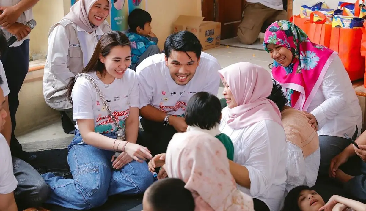 Aaliyah Massaid dan Thariq Halilintar saat menghadiri sebuah acara amal. (Dok. Instagram @aaliyah.massaid)