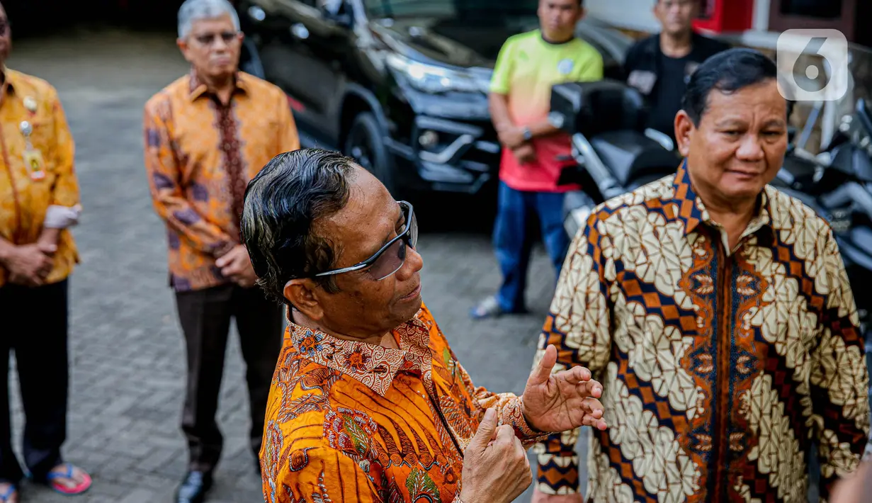 Prabowo mengenakan kemeja batik berwarna cokelat langsung disambut dengan Mahfud, yang mana juga mengenakan batik berwarna coklat. (Liputan6.com/Faizal Fanani)