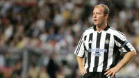 2. Alan Shearer (Newcastle) – Keputusan Ruud Gullit mencadangkan pria asal Inggris ini saat laga kontra Sunderland berbuntut panjang. Gullit tidak hanya bersitegang dengan sang pemain tapi juga menjadi musuh fans Newcastle United. (AFP/Samantha Sin)