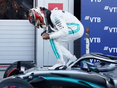 Pembalap Mercedes Lewis Hamilton melakukan selebrasi usai memenangkan F1 GP Rusia di Sochi Autodrom, Sochi, Minggu (29/9/2019). Hamilton mengakhiri rentetan kemenangan Ferrari dalam tiga balapan F1 sebelumnya. (AP Photo/Luca Bruno)