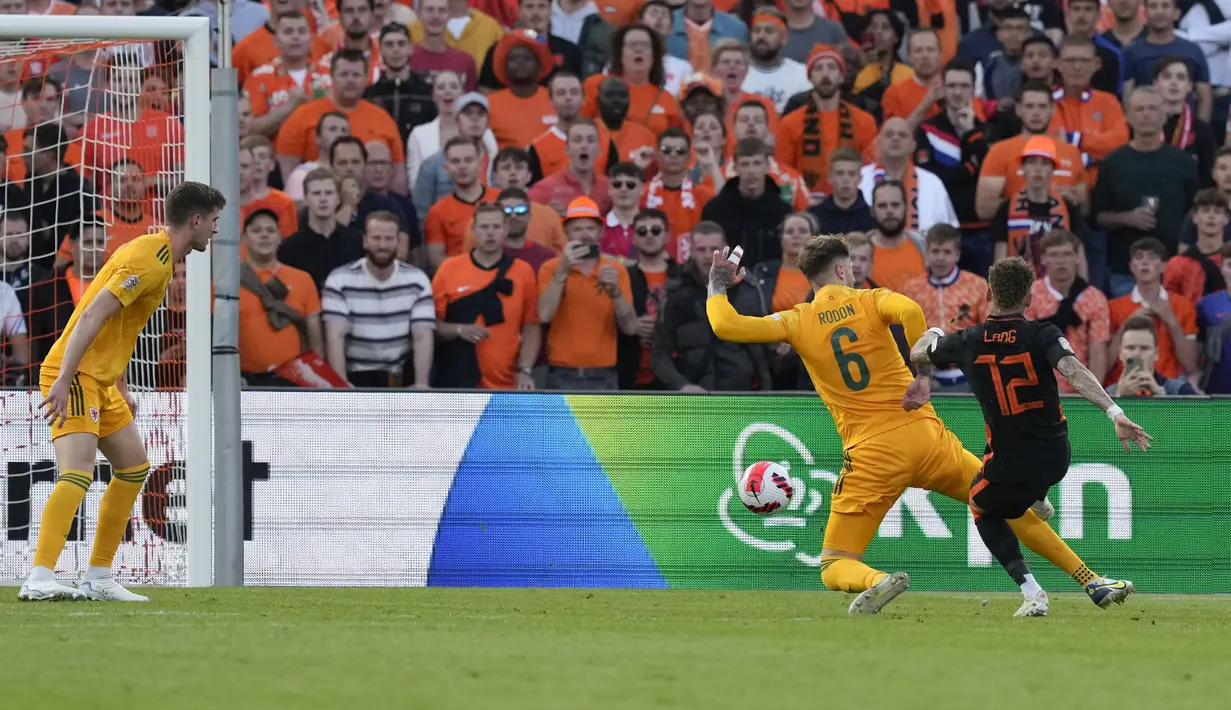 Pemain Belanda Noa Lang (kanan) mencetak gol ke gawang Wales pada pertandingan sepak bola UEFA Nations League di Stadion De Kuip, Rotterdam, Belanda, 14 Juni , 2022. Belanda menang dengan skor 3-2. (AP Photo/Peter Dejong)