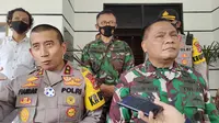 Pangdam II Siliwangi, Mayjen TNI Nugroho Budi Wiryanto Dan Kapolda Banten, Irjen Pol Fiandar Di Gedung Pemkot Cilegon. (Sabtu, 05/12/2020). (Yandhi Deslatama/Liputan6.com)