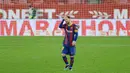 Striker Barcelona, Lionel Messi, memegang kepalanya usai ditaklukkan Sevilla pada laga leg pertama semifinal Copa del Rey di Estadio Ramon Sanchez Pizjuan, Kamis (11/2/2021). Barcelona tumbang dengan skor 2-0. (AFP/Cristina Quicler)