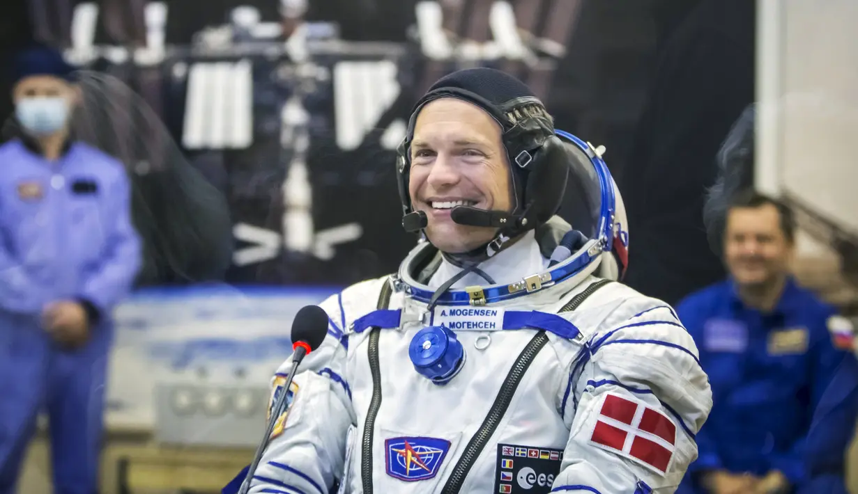 Kosmonot Andreas Mogensen dari Denmark tersenyum usai memakai pakaian ruang angkasa di kosmodrom Baikonur, Kazakhstan,Rabu (2/9/2015).  Ia merupakan Astronot pertama asal Denmark yang dipilih menjadai awak pesawat luar angkasa. REUTERS/Shamil Zhumatov)