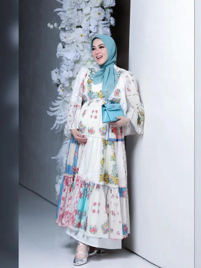 Gaya Bumil Terbaru Syahrini dengan Tenteng Tas Hermes Biru Muda, Spill Jenis Kelamin Anak Pertamanya?