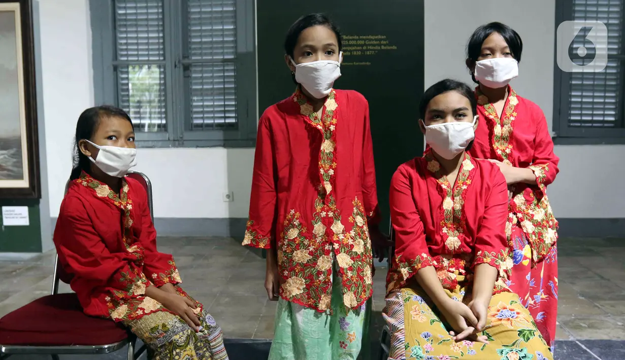 Siswa Sekolah Darurat Kartini saat memeriahkan dan memperingati Hari Kartini di Museum Kebangkitan Nasional (ex Gedung Stovia), Jakarta, Kamis (21/4/2022). Kegiatan tersebut digelar untuk memeriahkan dan memperingati Hari Kartini. (Liputan6.com/Herman Zakharia)