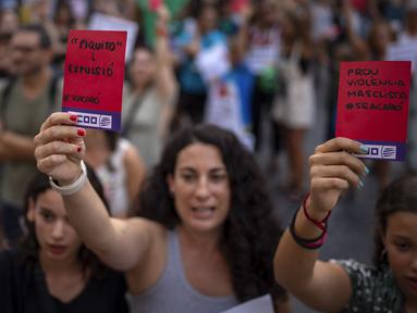 Sejumlah pengunjuk rasa mengangkat kartu merah saat menggelar demonstrasi mengecam Ketua Federasi Sepak Bola Spanyol (RFEF) Luis Rubiales di alun-alun Sant Jaume, Barcelona, Spanyol, Senin (4/9/2023) waktu setempat. Terdapat tulisan berbahasa Spanyol yang berarti "Pilihan kecil dan permainan berakhir". (AP Photo/Emilio Morenatti)