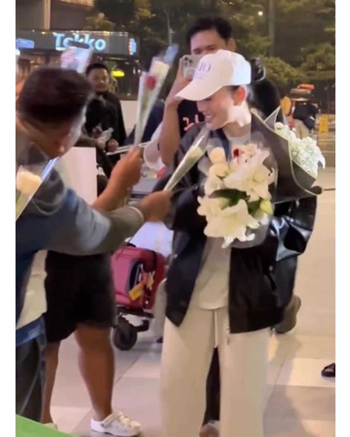 6 Potret Agnez Mo Pulang Indonesia Disambut Fans di Bandara, Penuh Kejutan