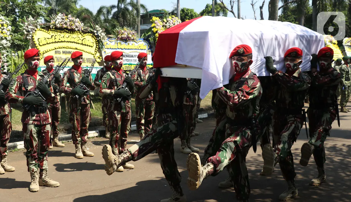 Prajurit TNI mengusung jenazah mantan KSAD Jenderal TNI (Purn) Pramono Edhie Wibowo di kawasan Puri Cikeas, Kab Bogor, Jabar, Minggu (14/6/2020). Pramono Edhie Wibowo wafat di usia 65 tahun dan akan dimakamkan secara militer di TMPN Kalibata. (Liputan6.com/Helmi Fithriansyah)