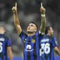 Pemain Inter Milan, Lautaro Martinez, melakukan selebrasi setelah mencetak gol ke gawang Monza pada laga perdana Serie A musim 2023/2024 di Stadion Giuseppe Meazza, Minggu (20/8/2023). Inter Milan menang dengan skor 2-0. (AP Photo/Luca Bruno)