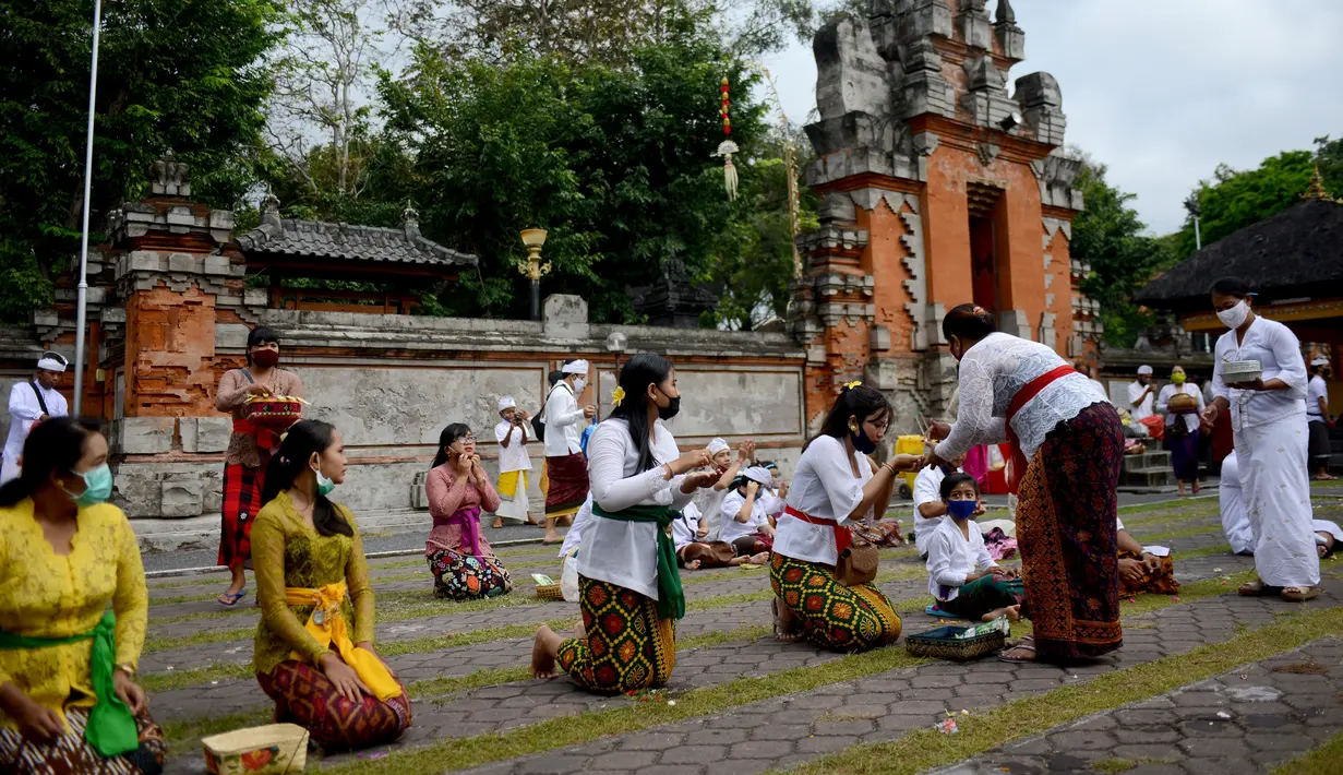 Umat Hindu berdoa untuk merayakan Hari Raya Galungan di Pura Jagat Natha di Denpasar, di pulau Bali (16/9/2020). Galungan dirayakan umat Hindu di Bali sebagai hari kemenangan Dharma (Kebaikan) melawan Adharma (Keburukan). (AFP Photo/Sonny Tumbelaka)