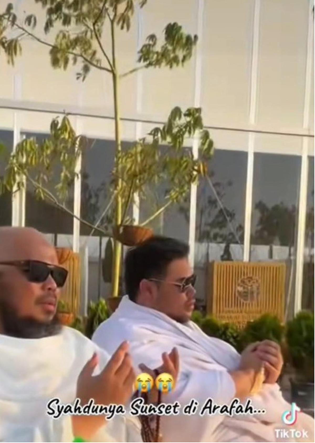Potret Haru Ivan Gunawan Jalani Wukuf, Bagikan Momen Bersejarah hingga Sunset di Arafah