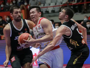 Pemain Timnas Basket Indonesia, Abraham Damar Grahita (tengah) berusaha melewati penjagaan pemain Timnas Basket Yordania saat matchday kedua Grup A FIBA Asia Cup 2022 antara Timnas Basket Indonesia melawan Timnas Basket Yordania di Istora Senayan, Jakarta, Kamis (14/07/2022). (Bola.com/Bagaskara Lazuardi)
