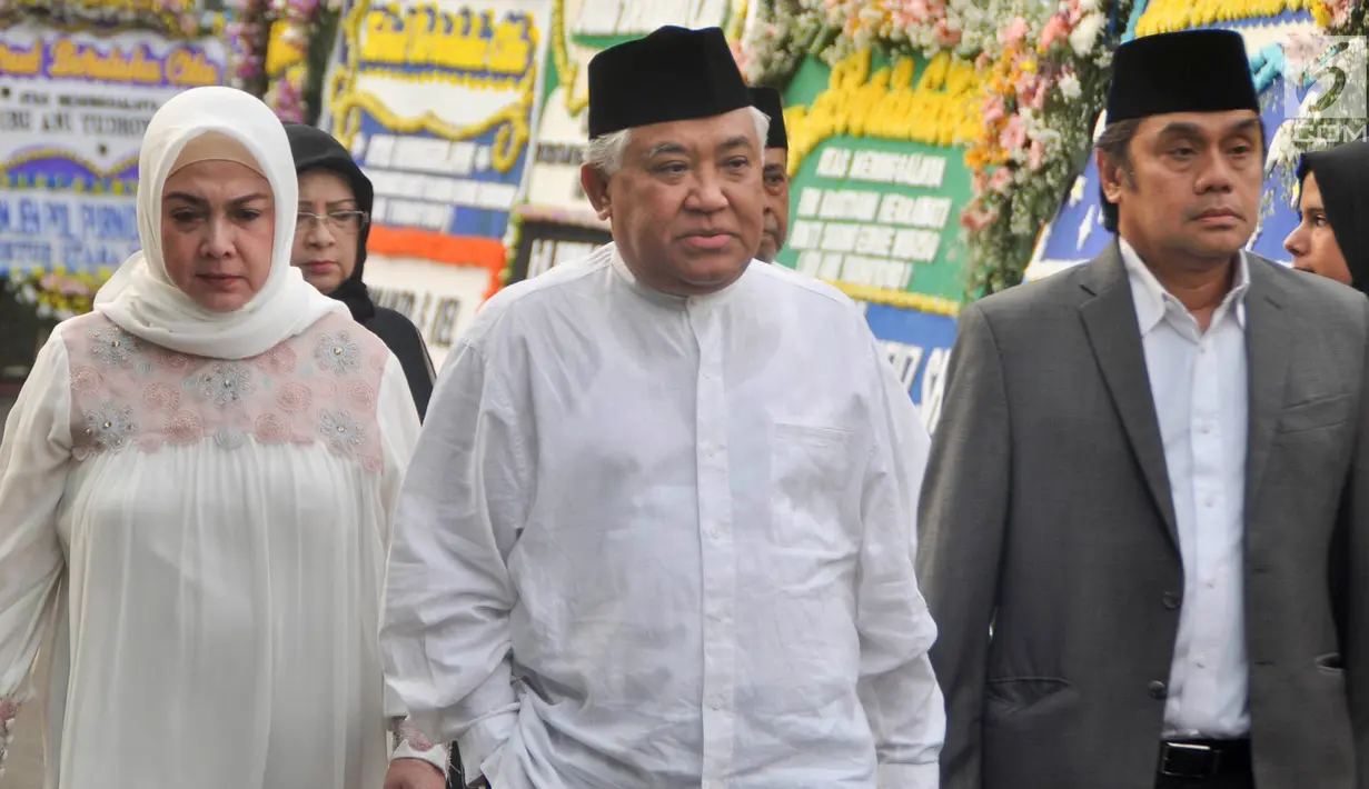 Mantan Ketua Umum PP Muhammadiyah Din Syamsuddin menghadiri persemayaman Ani Yudhoyono di Puri Cikeas, Bogor, Jawa Barat, Minggu (2/6/2019). Sejumlah tokoh terus berdatangan jelang pemakaman istri presiden ke-6 RI Susilo Bambang Yudhoyono (SBY) tersebut. (Liputan6.com/Immanuel Antonius)