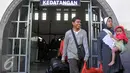 Ratusan pemudik berjalan menuju pintu kedatangan saat tiba di Stasiun Senen, Jakarta, Sabtu (9/7). Puncak arus balik pemudik di stasiun Senen diperkirakan terjadi pada besok Minggu (10/7). (Liputan6.com/Johan Tallo)