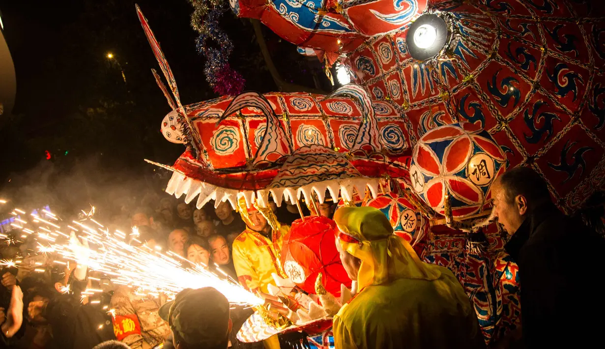 Lentera naga terlihat selama festival lentera China di Yunhe di provinsi timur China Zhejiang (1/3). Festival ini jatuh pada 2 Maret, yang menandai berakhirnya perayaan untuk periode Tahun Baru Imlek. (AFP Photo)