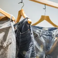 Ternyata, para pakar memiliki trik tersendiri untuk mencuci celana jeans. Penasaran bagaimana? (Foto: Unsplash)