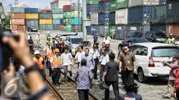 Rizal Ramli berjalan saat menguji coba KA Logistik dari Stasiun Pasoso menuju Pelabuhan Tanjung Priok, Jakarta, Kamis (18/2). Pengoperasian KA Logistik dimaksudkan untuk mengurangi sepertiga kemacetan pelabuhan. (Liputan6.com/Faizal Fanani)