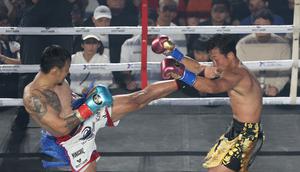 Rudy Golden Boy melepaskan tendangan ke wajah Paris Pernandes dalam ajang HSS Series 7: The Redemption di W Super Club Gatsu, Jakarta, pada Sabtu (7/2/2026). Duel panas tersebut dimenangkan Rudy sekaligus mempertegas rekor 2-0 atas Paris Pernandes. (Bola.com/M Iqbal Ichsan)