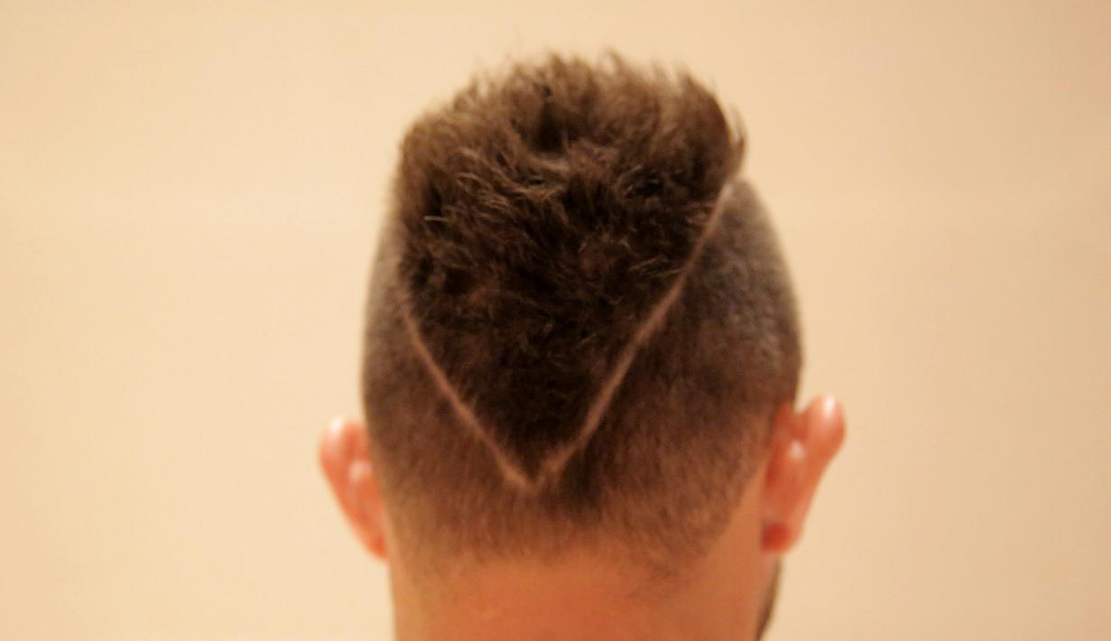 Potongan rambut mohawk ini menjadi ciri khas baru Ilija Spasojevic. (Bola.com/Vitalis Yogi Trisna)