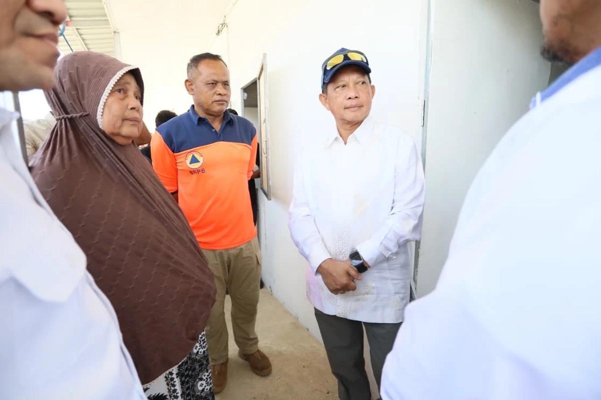 Kasatgas PRR Pascabencana Wilayah Sumatera Tito Karnavian bersama Mensos Saifullah Yusuf dan Wagub Aceh Fadhlullah meninjau Huntara Kabupaten Pidie Jaya