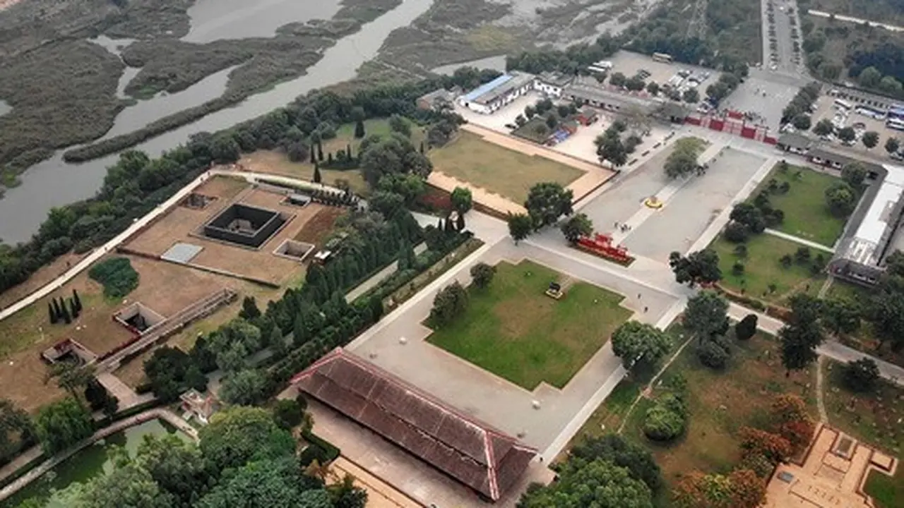 Foto hasil bidikan udara yang diabadikan pada 14 Oktober 2018 ini memperlihatkan situs Yinxu di Anyang, Provinsi Henan, China tengah. (Xinhua/Li An)