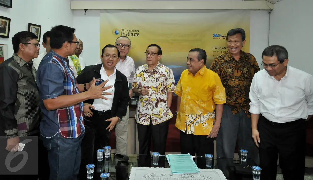 Suasana pertemuan Eksponen Pengurus DPP dan Eksponen Dewan Pertimbangan Partai Golkar dengan Akbar Tandjung, Jakarta, Kamis (7/1/2016). (Liputan6.com/Johan Tallo)