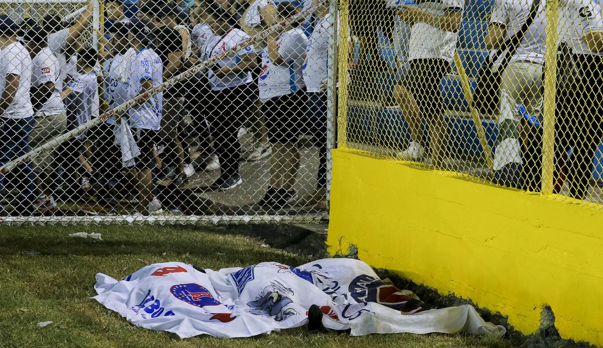 Tiga korban tewas diletakkan berjajar saat terjadi kerusuhan suporter akibat saling berebut masuk ke dalam Stadion Monumental, Cuscatlan, San Salvador, El Salvador, Sabtu (21/5/2023) waktu setempat untuk menyaksikan laga perempatfinal Divisi Utama El Salvador antara Alianza FC menghadapi Deportivo FAS. (AP Photo/Milton Flores)