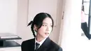 Jisoo semakin menawan dengan rambutnya yang dikepang dua dan pita di masing-masing kepang ala anak sekolah. Namun terlihat sedikit mature dengan curly bang di depan [@sooyaaa__]