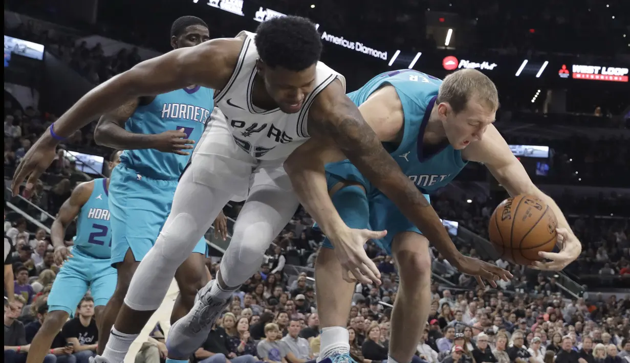 Pemain San Antonio Spurs, Rudy Gay (22) berebut bola dengan pemain Charlotte Hornets, Cody Zeller (40) pada laga NBA basketball game di AT&T Center, San Antonio, (3/11/2017) waktu setempat. San Antonio menang 108-101. (AP/Eric Gay)