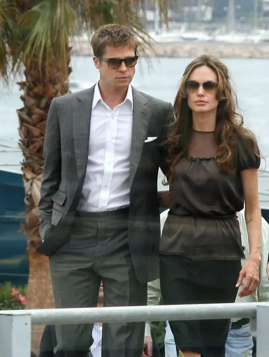 Kabar tidak enak kembali hadir di tengah Pitt dan Jolie. Tersiar kabar Maddox dan Pax tak bisa lagi ikut dengan Jolie ataupun Pitt. Mereka harus kembali ke orang tuanya masing-masing. (AFP/Bintang.com)