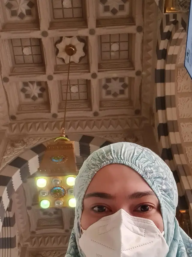 Jalani Ibadah, Ini 7 Potret Catherine Wilson Saat Umrah Ramadhan