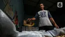 Pekerja memilah kedelai di gudang penyimpanan di Kawasan Kebayoran Lama, Jakarta, Kamis (14/1/2021). Kemendag memperkirakan harga kedelai global masih bertahan di level tinggi sampai Mei 2021 akibat ketatnya pasokan dari negara produsen dan naiknya permintaan. (Liputan6.com/Johan Tallo)