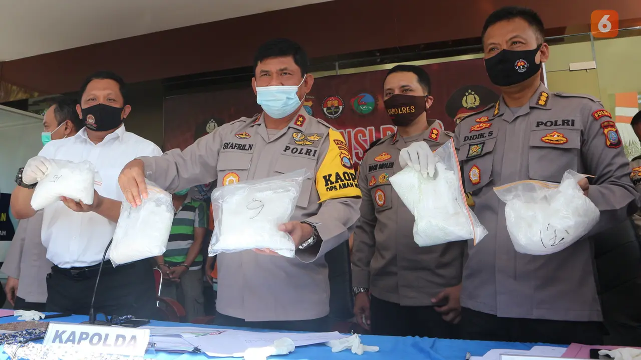 Kapolda Sulteng menunjukkan barang bukti sabu